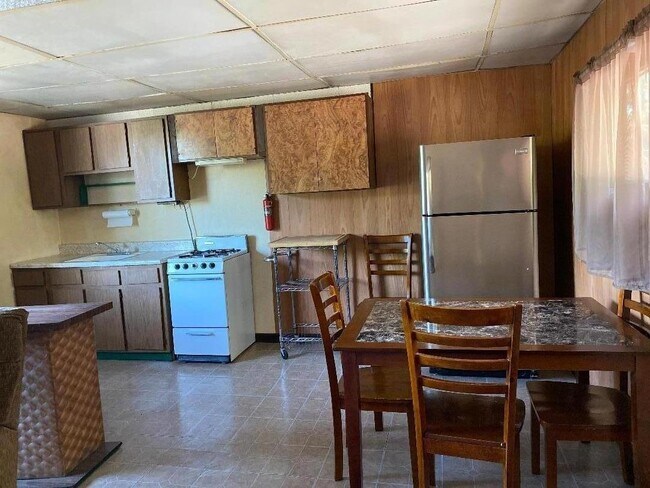 Kitchen - 624 W Butler Dr