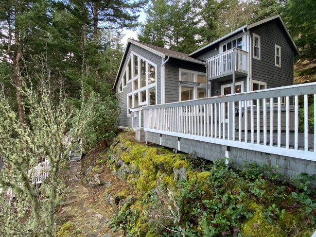 Foto del edificio - Private Orcas Island home with scenic views and tranquil outdoor space