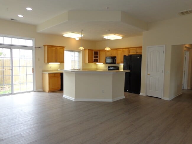 Building Photo - HUNNINGDON COMMONS