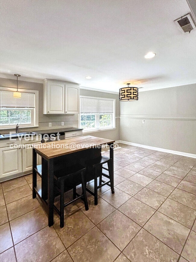 Building Photo - 950 Marguerite Dr