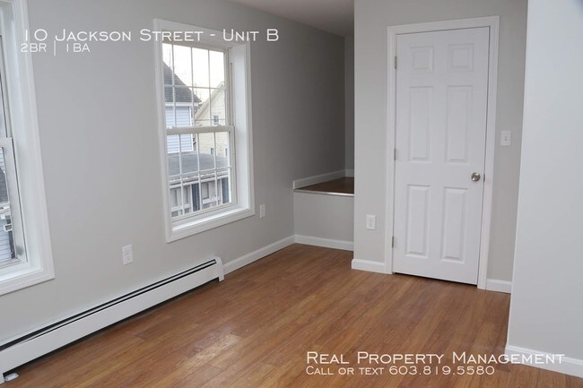 Building Photo - 2 Bedroom Duplex- Great Location!