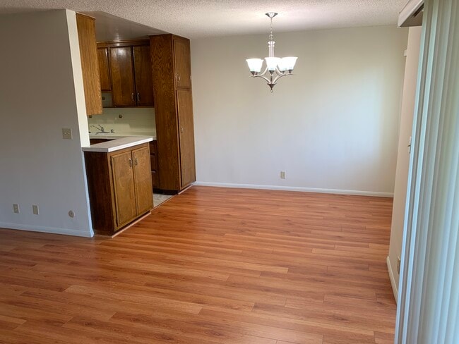 Building Photo - 1411 N Poinsettia Place
