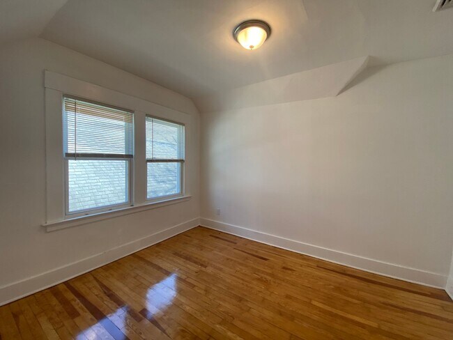 Building Photo - 155 Read St