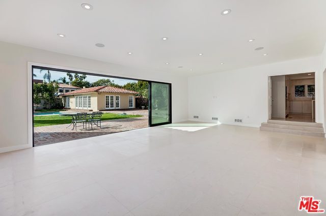 Building Photo - 725 N Bedford Dr