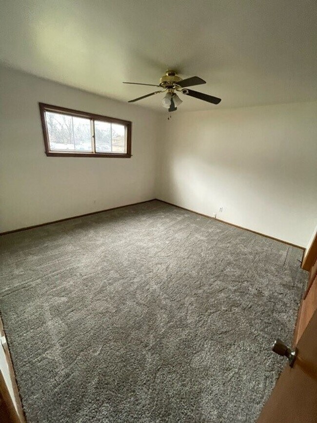 Foto del edificio - Charming & Bright 2-Bedroom Apartment in Milwaukee's Fairview Neighborhood!