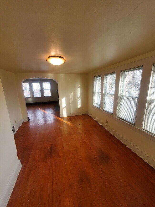 Building Photo - Charming 1BED/1BATH South Milwaukee Upper
