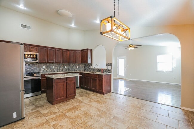 Building Photo - Spacious 3 Bedroom 2 Bath Home in Quiet Ne...