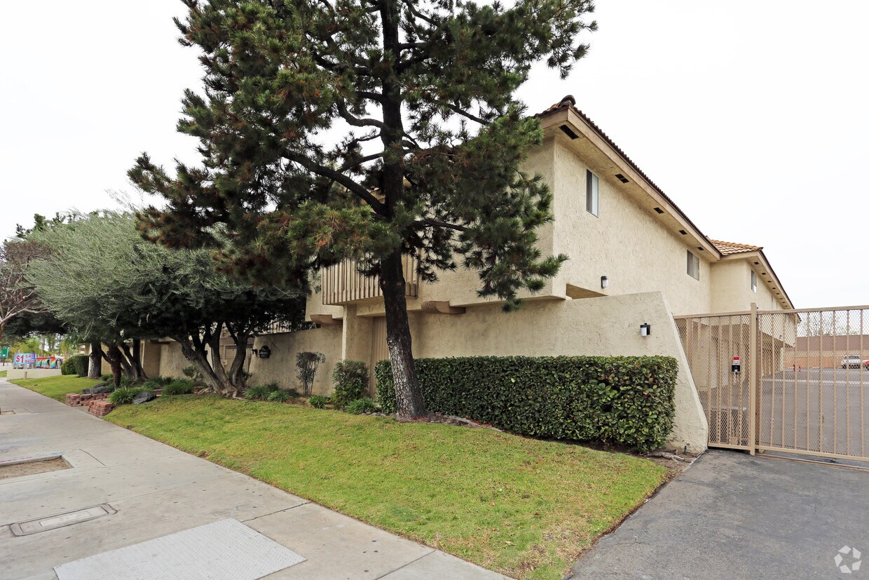 Primary Photo - Califorian Apartments