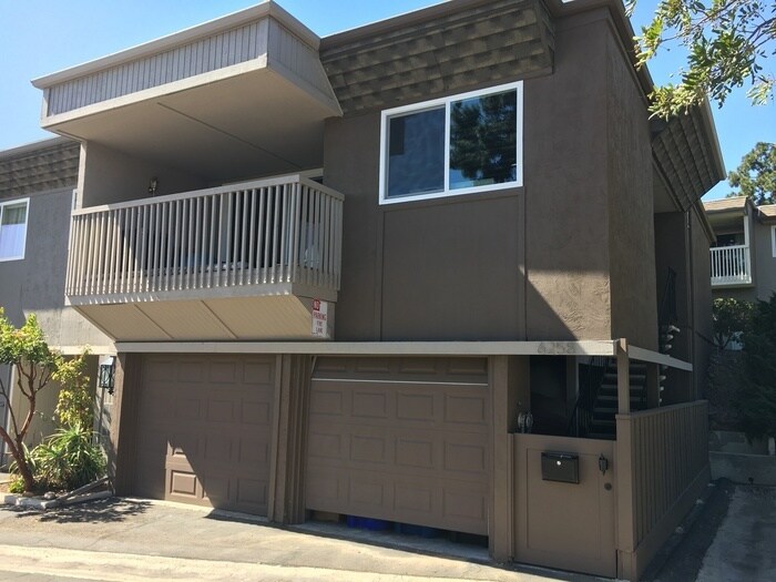 Fully Renovated 2/2 w/ Bonus room and Gara... Townhouse for Rent in