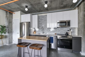 1BR, 1BA - 667SF - Kitchen - The Gotham