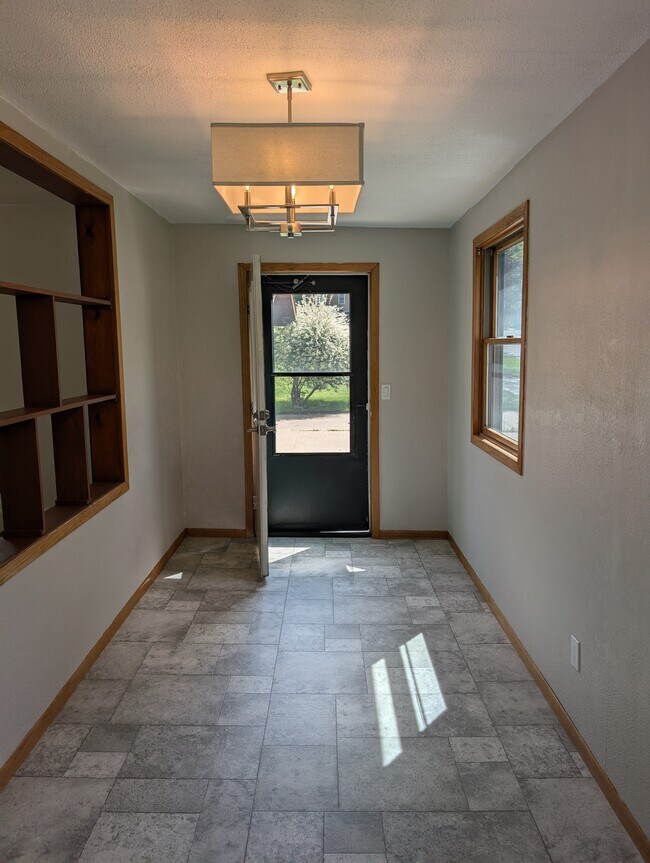 Front Entry - 507 N Walnut Ave