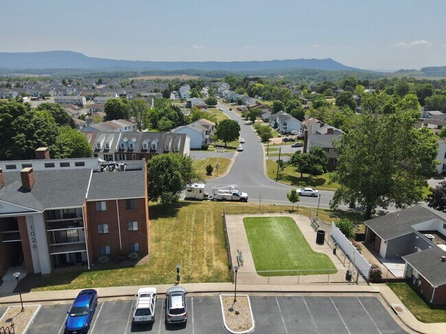 Foto del edificio - Remodeled 2 bedroom 2 bath condo on the to...