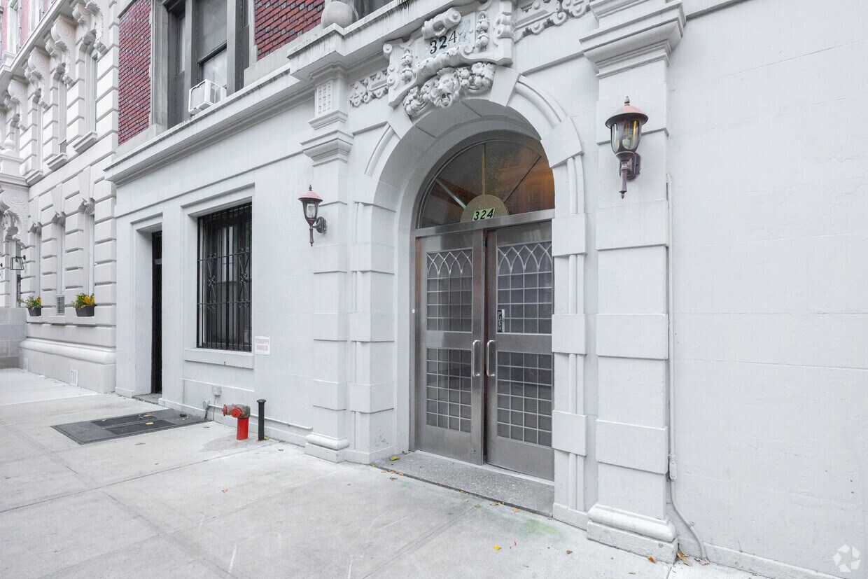 Building Photo - 320 W 84th St