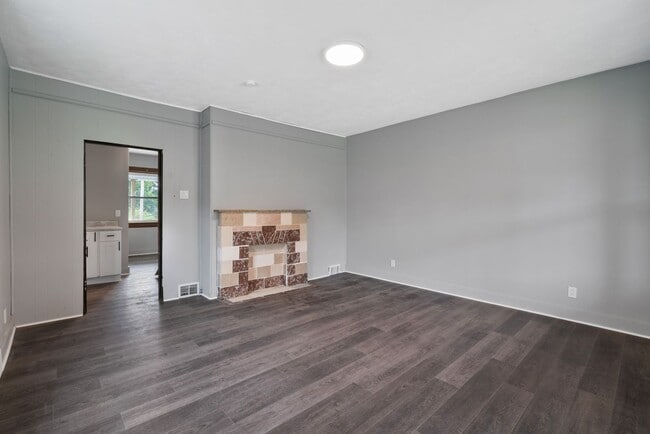 Building Photo - Newly renovated 2 bedroom home in Scott To...