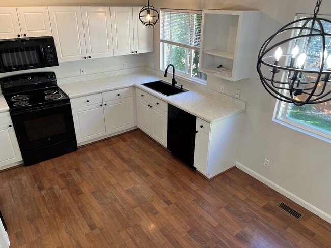 COCINA RENOVADA - 9688 Harris Cir