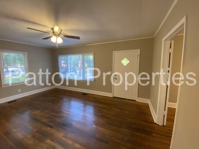 Building Photo - Belmont Home