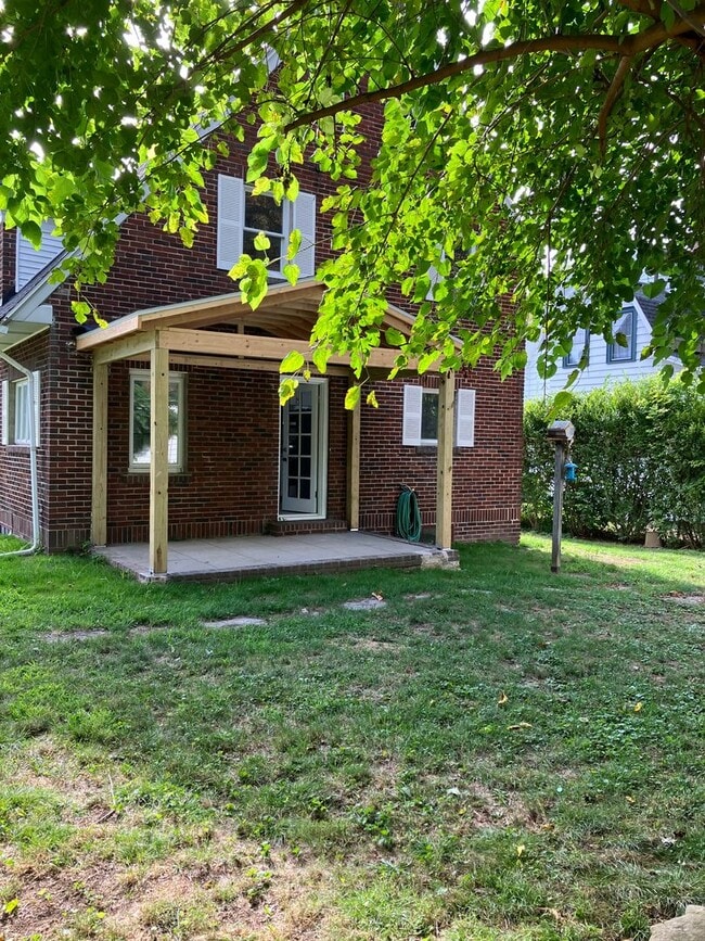 Building Photo - Charming, Classic 3 BR Brick Close to LeMoyne in Nice Neighborhood