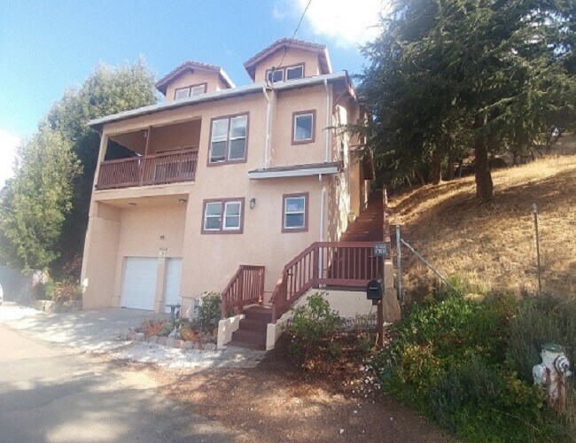 Building Photo - 9028 Burr St