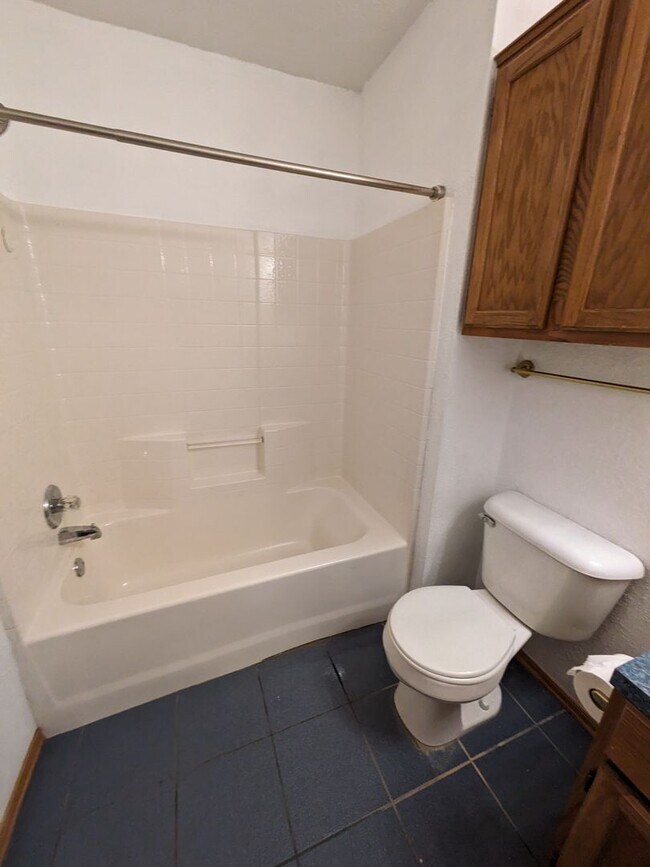 Building Photo - Newly Carpeted 3 bed 2 bath home in Yukon