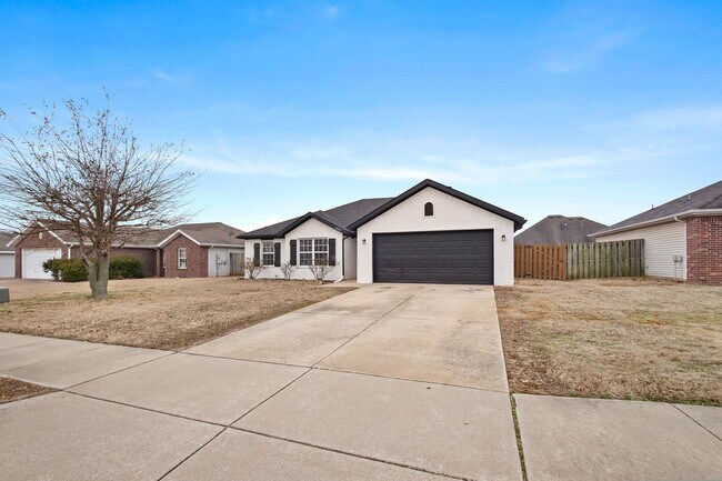 Building Photo - 3 Bedroom 2 Bathroom Home Ready For Move-i...