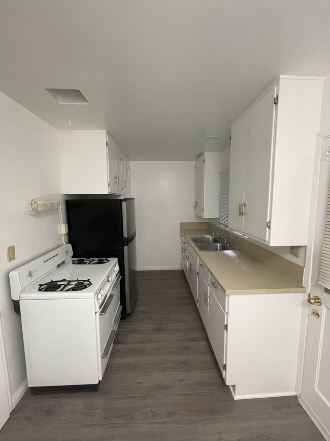 Building Photo - 426 S Los Robles Ave