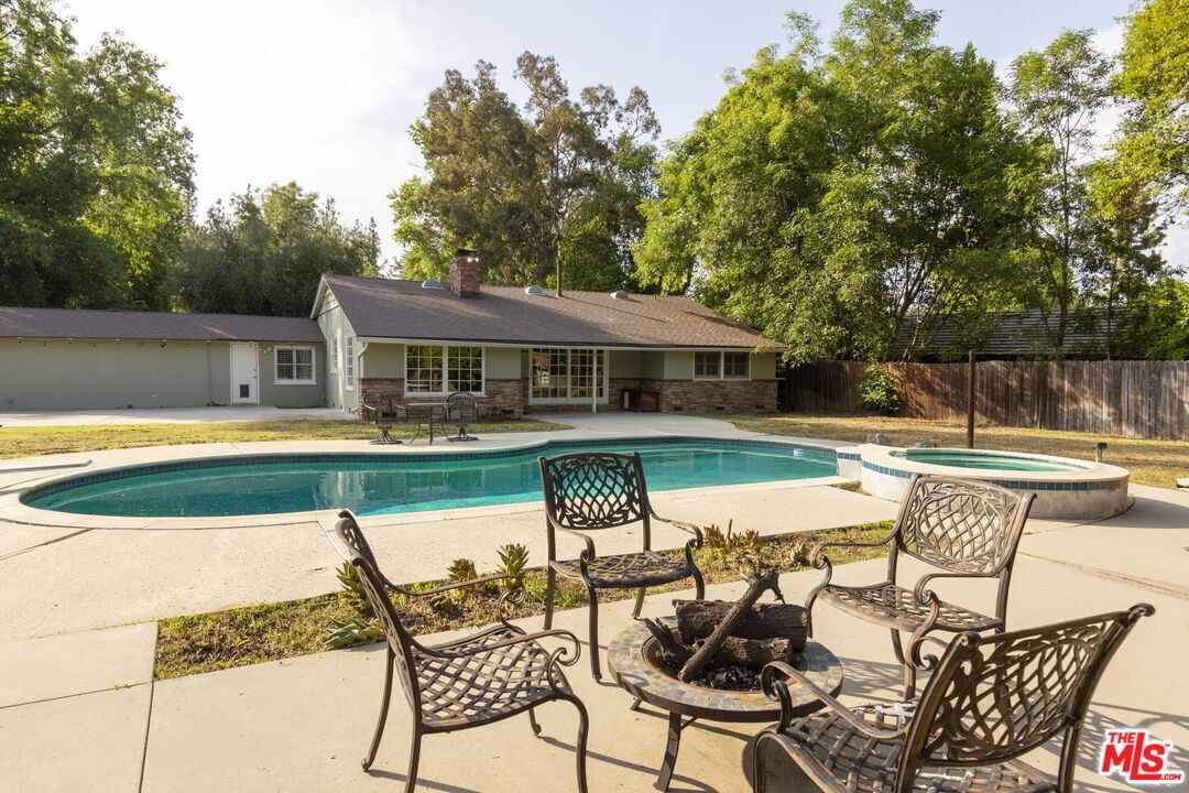 Foto del edificio - 5124 Calenda Dr