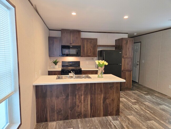 Foto del edificio - 2121 Panhandle Rd