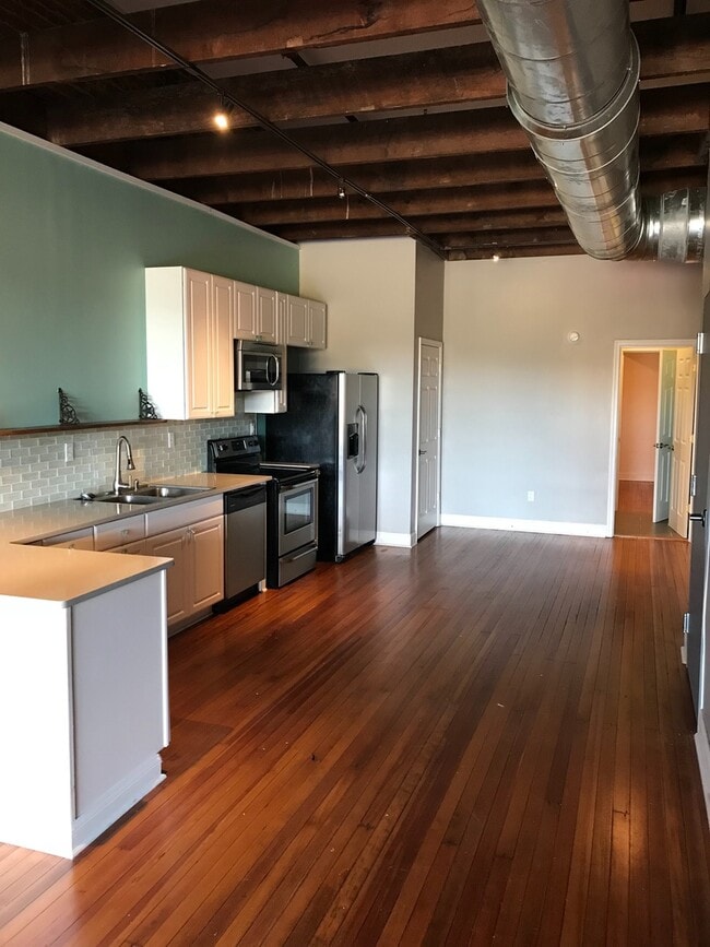 Building Photo - Penthouse above Benny's Pizza