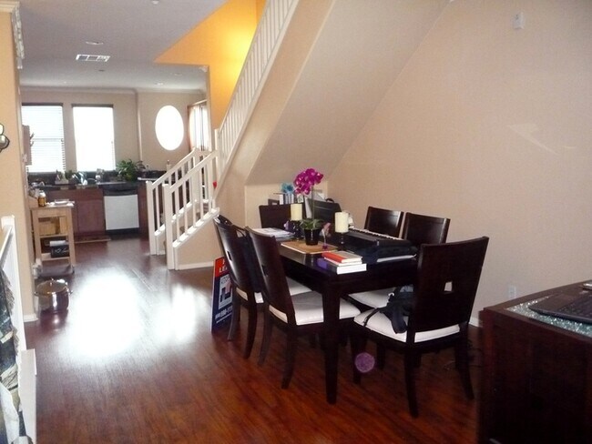 Building Photo - Tri-Level Townhome in San Marcos!