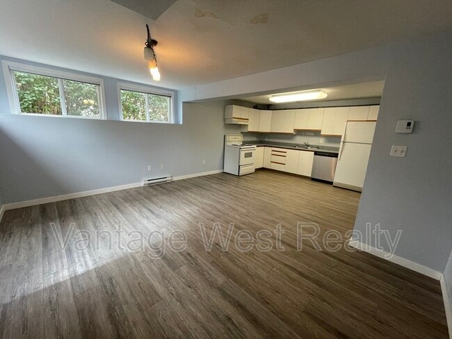 Building Photo - 2433-B Sexsmith Rd