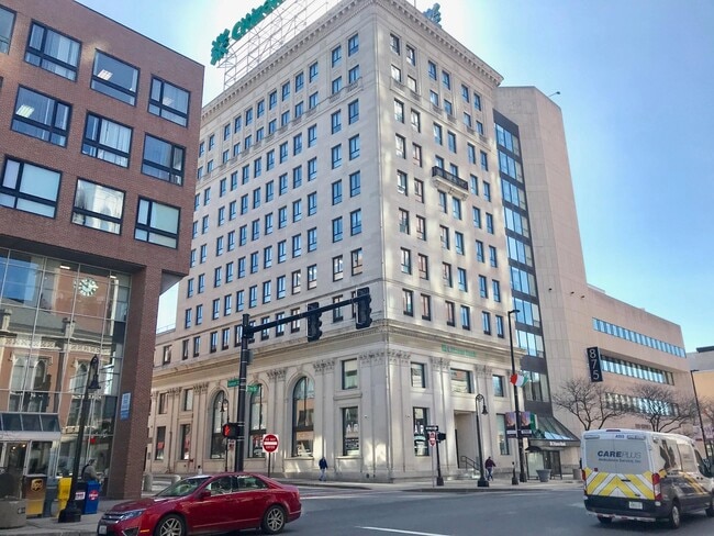 Building Photo - 875 Elm St