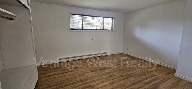 Building Photo - 1480 Leaside Ave