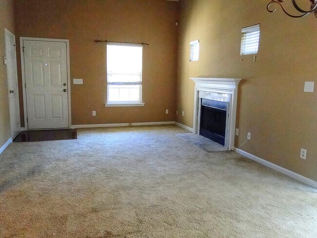 Foto del edificio - Spacious 3 Bedroom Home w/ Fence in NE Ral...