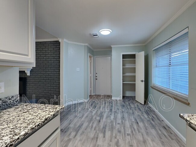 Building Photo - 208 Wesley Dr