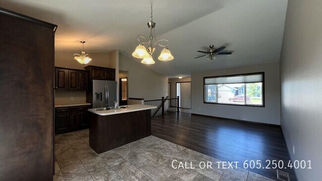 Building Photo - Spacious 4 Bedroom 3 Bathroom home with Va...