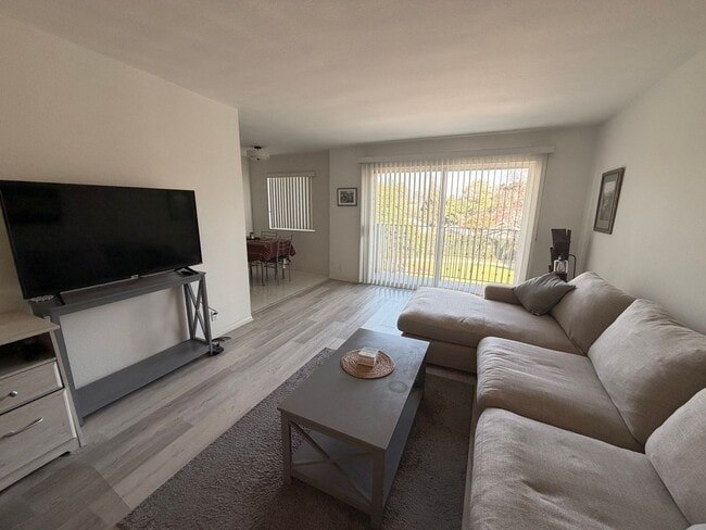 Building Photo - Bright Furnished 1BD in Prime Santa Monica Location w/ Private Balcony