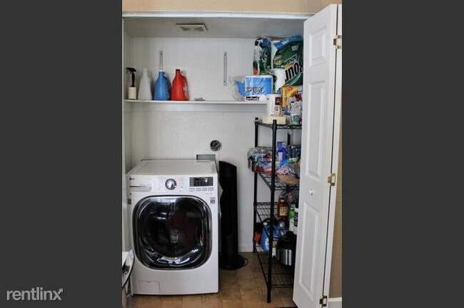Building Photo - 1 br, 1 bath  - 1681 Pyrenees Ave Apt 85