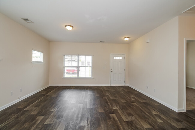 Building Photo - Great 3 Br/ 2 Bath Home off Broad River Ro...