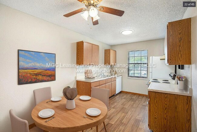 Foto del edificio - Spacious 2nd Floor Townhome in the Heart of Blue Springs!