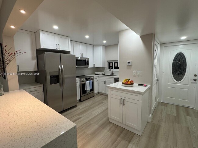 Foto del edificio - 9200 N Hollybrook Lake Dr
