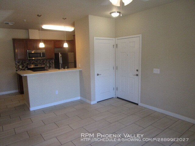 Building Photo - 2525 E Siesta Ln