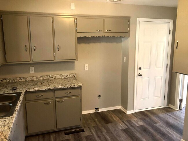 Building Photo - Ready for Move In!
