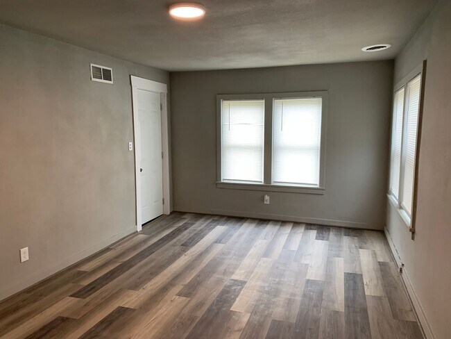 Building Photo - Adorable 2 bedroom, 2 bathroom home. Stack...