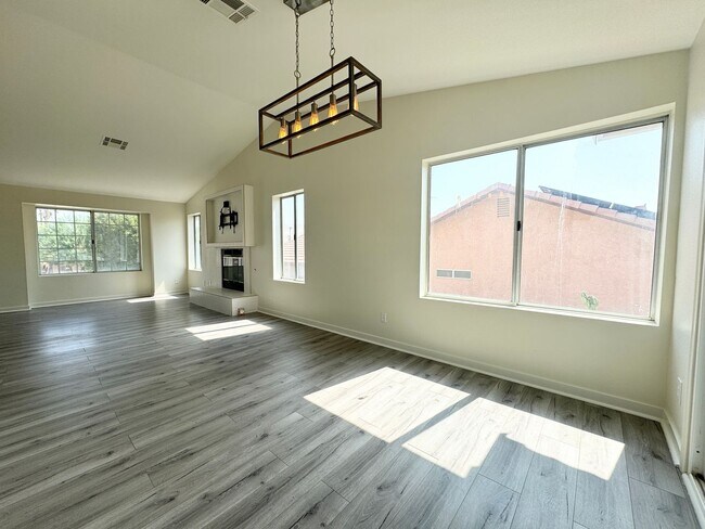 Building Photo - AVAILABLE NOW!!! 4 Bed/ 3 Bath Home with P...