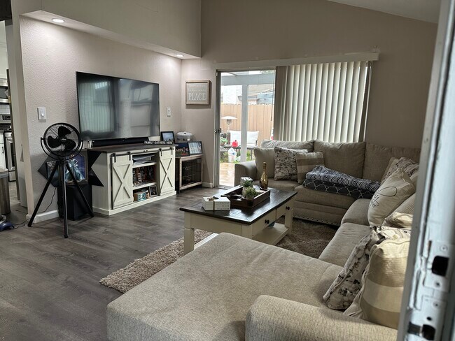 Living room - 722 W Vineyard Ave