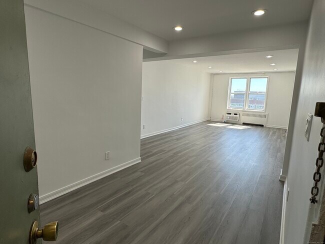 Building Photo - 45 Maple St