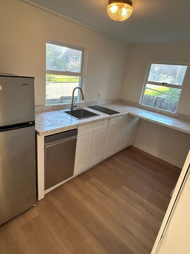 Foto del edificio - Renovated 1 Bed, 1 Bath apartment in West Seattle Triplex, $1,895/month