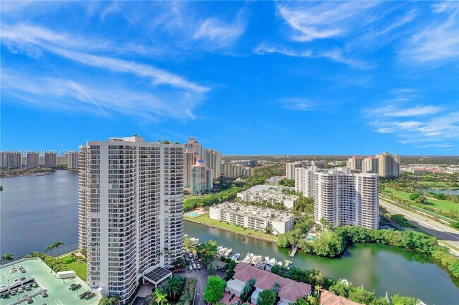 Foto del edificio - 3500 Mystic Pointe Dr