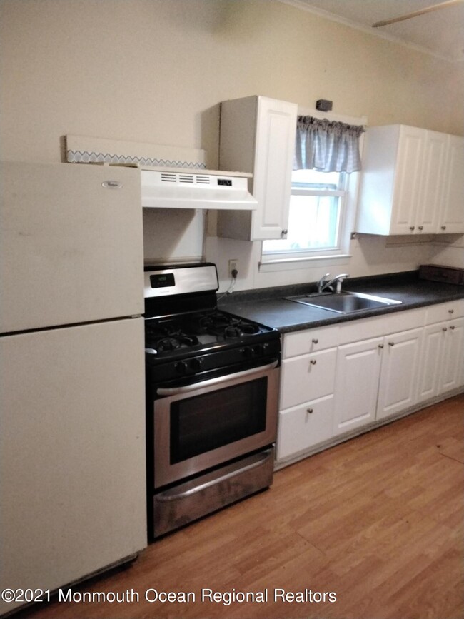 Building Photo - 10 Shoreland Terrace