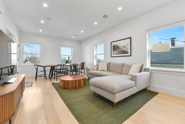 Building Photo - 17 Akron St